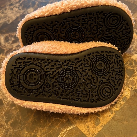 4/5 Toddler Bedroom Slippers - Picture 2 of 3